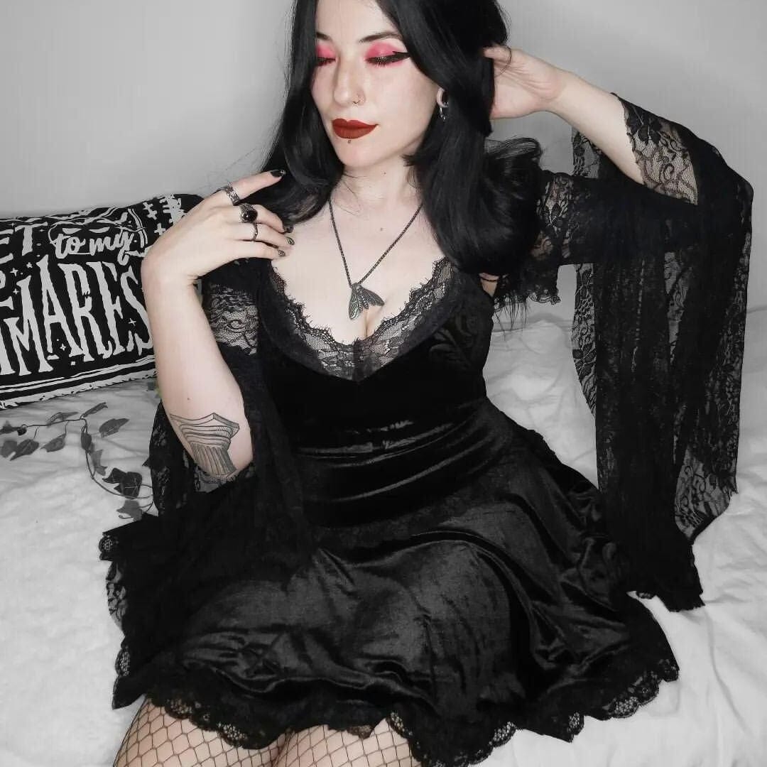 Women's Gothic Flared Sleeved Lace-up Cape - Image 6
