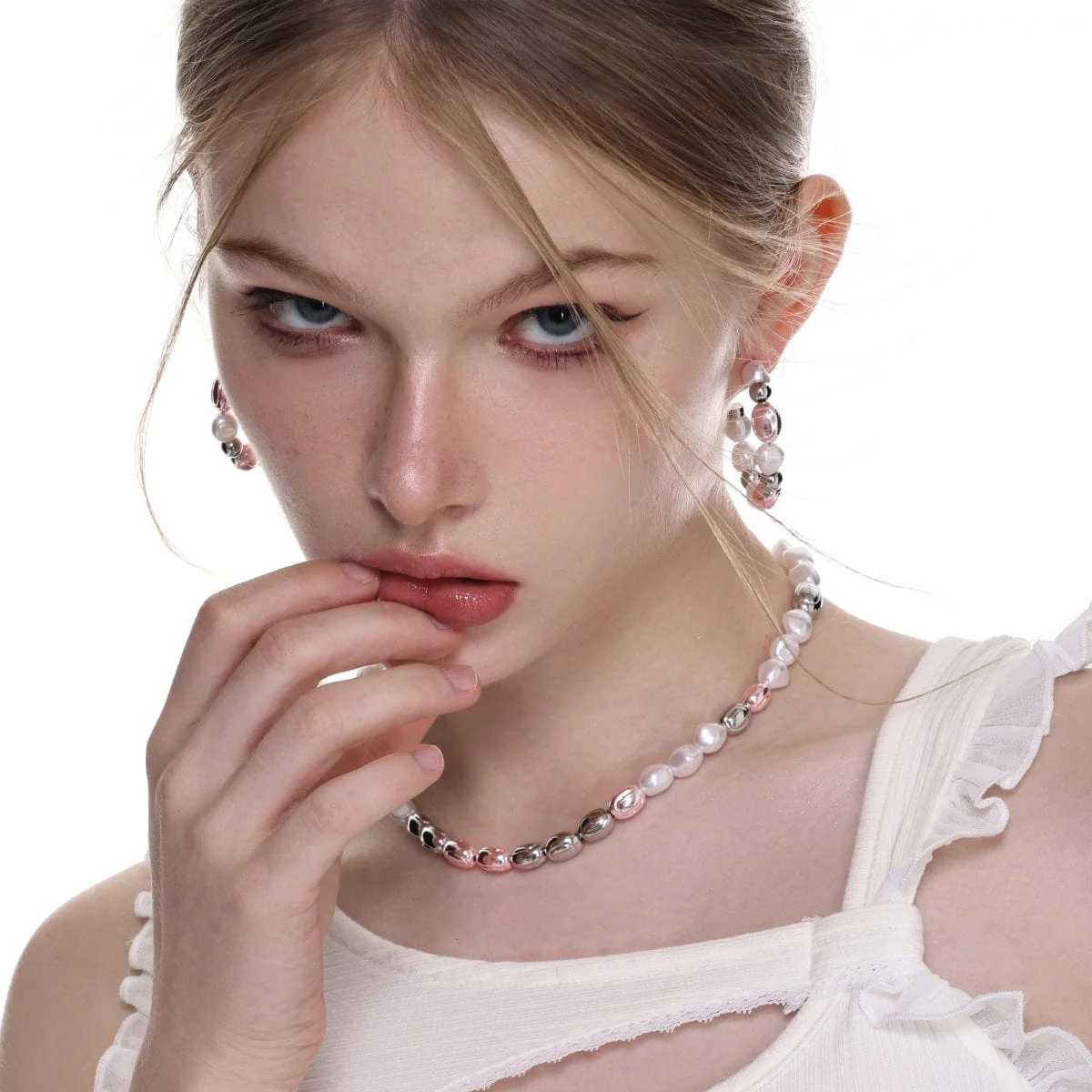 Women's Lolita Contrast Color Pearl Necklace